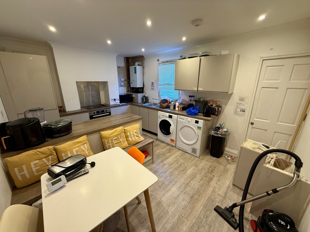 Lot: 116 - FOUR-BEDROOM HOUSE OF MULTIPLE OCCUPATION - Communal Kitchen